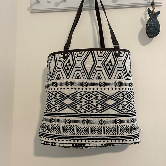 JEWELL by Thirty-One Black & White Woven Cotton Boho Weekend Aztec Shoulder Bag - Picture 6 of 14